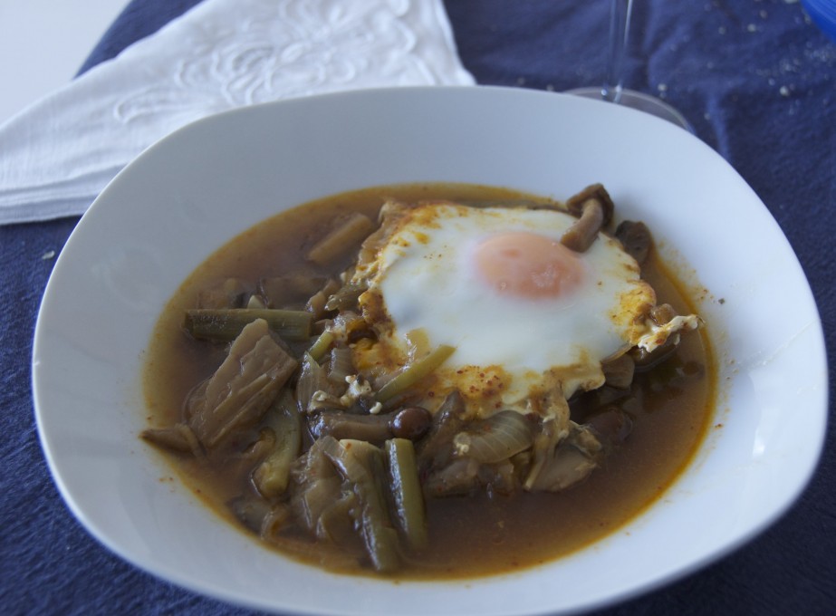 Sopa de dos alls, ceba i bolets.