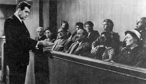 Perry Mason, en un judici,  adreçant-se al jurat.